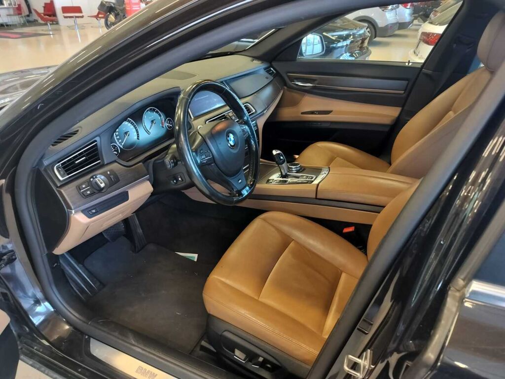 BMW 750 2014 Musta
