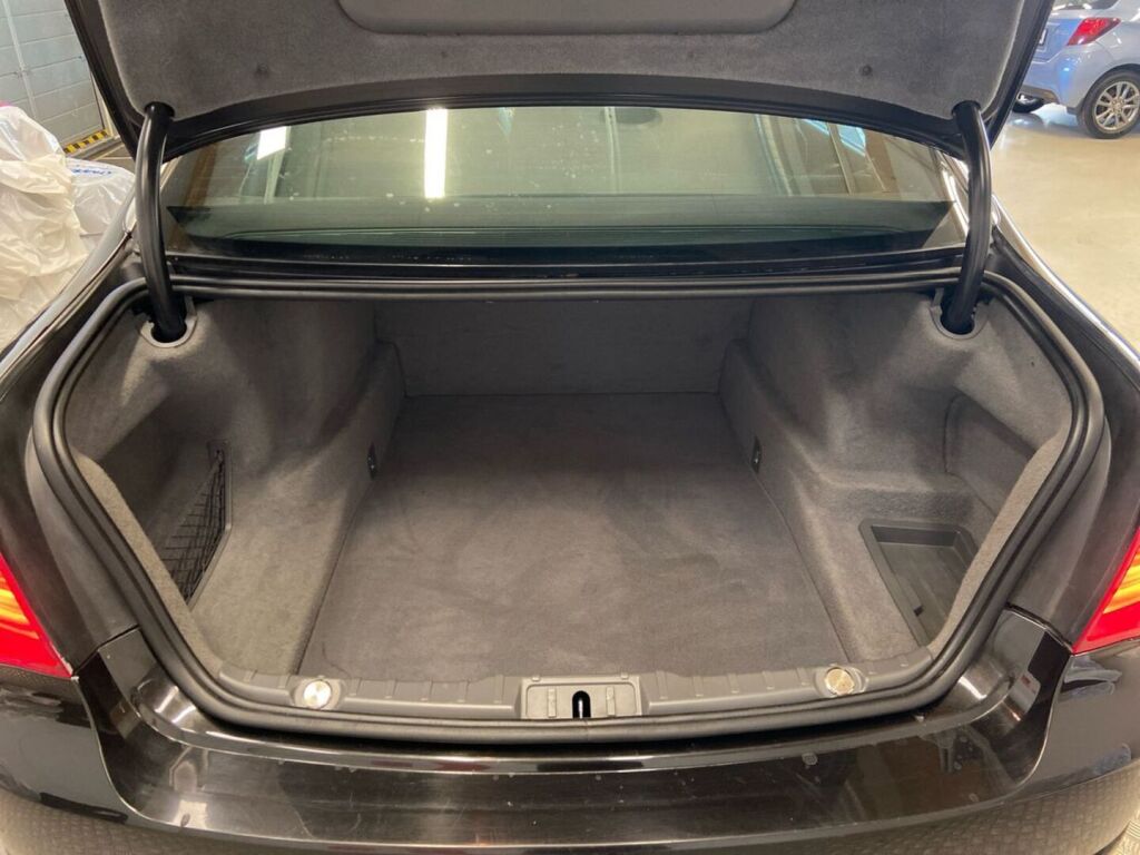 BMW 750 2014 Musta