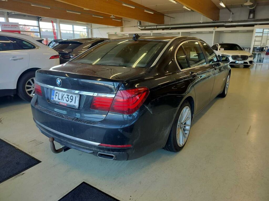 BMW 750 2014 Musta