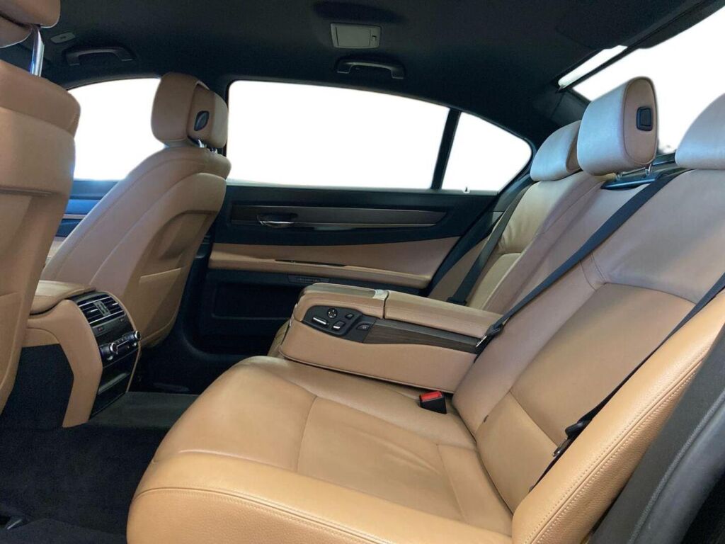 BMW 750 2014 Musta