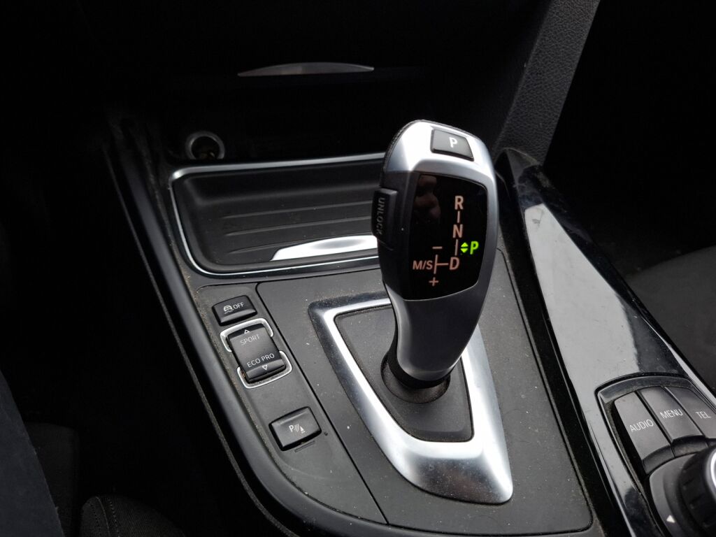 BMW 320 2014 Punainen