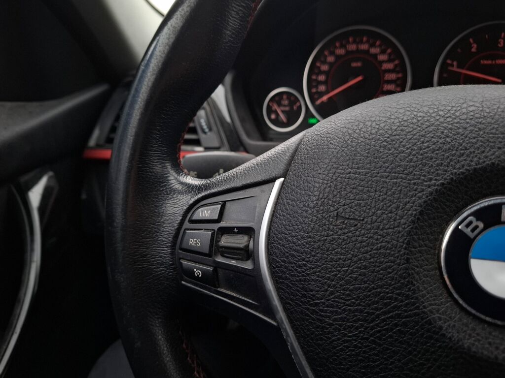 BMW 320 2014 Punainen