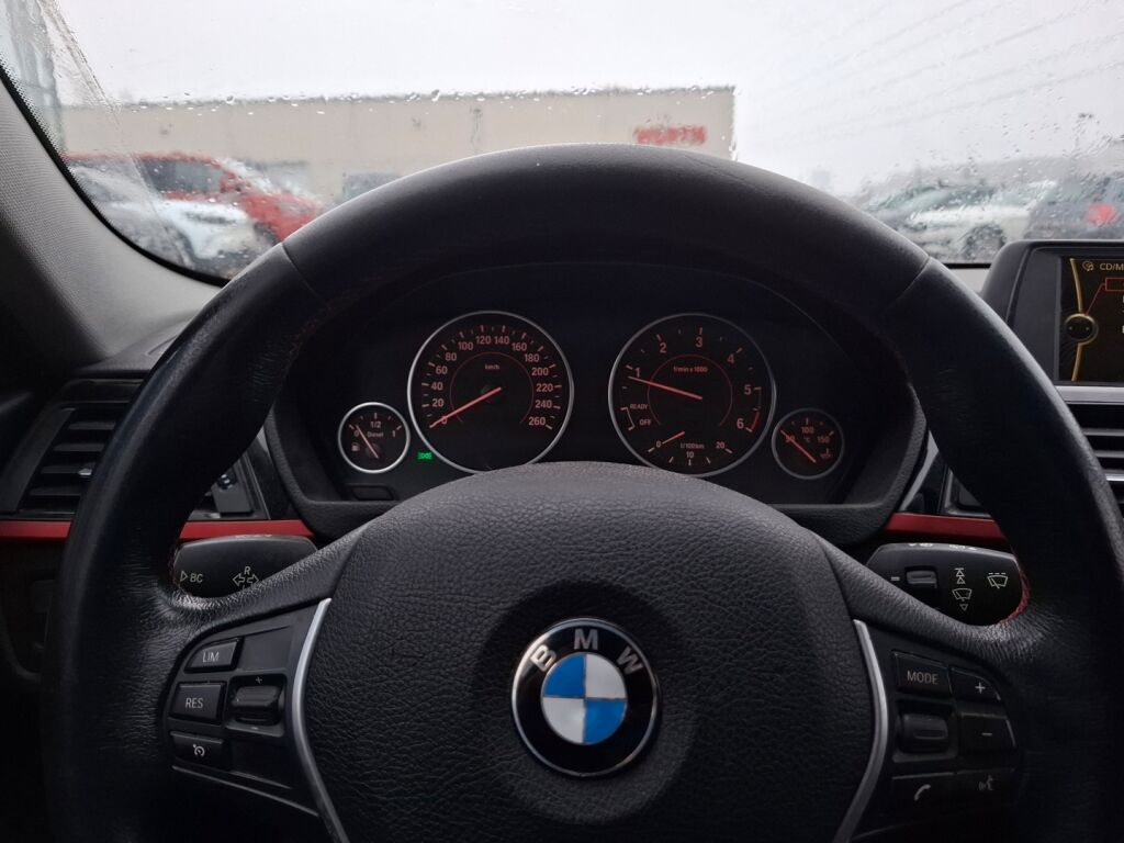 BMW 320 2014 Punainen