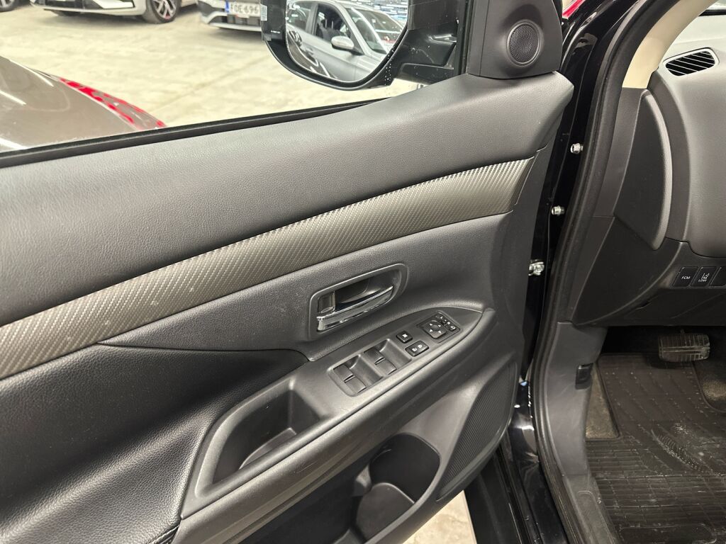 Mitsubishi Outlander 2015 Musta