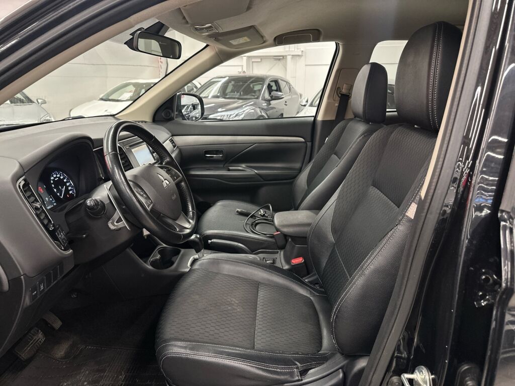 Mitsubishi Outlander 2015 Musta