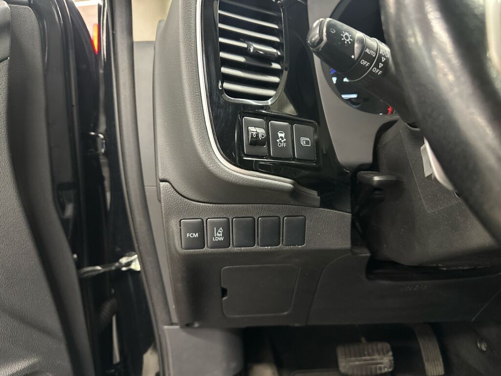 Mitsubishi Outlander 2015 Musta