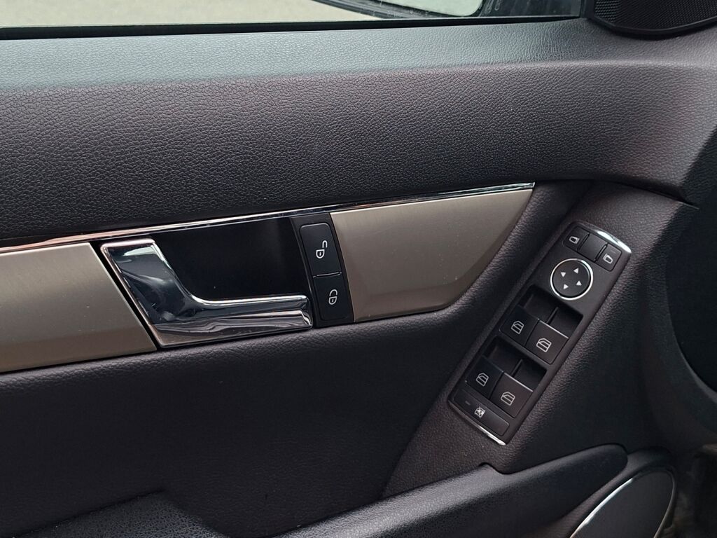 Mercedes-Benz C 2010 Musta