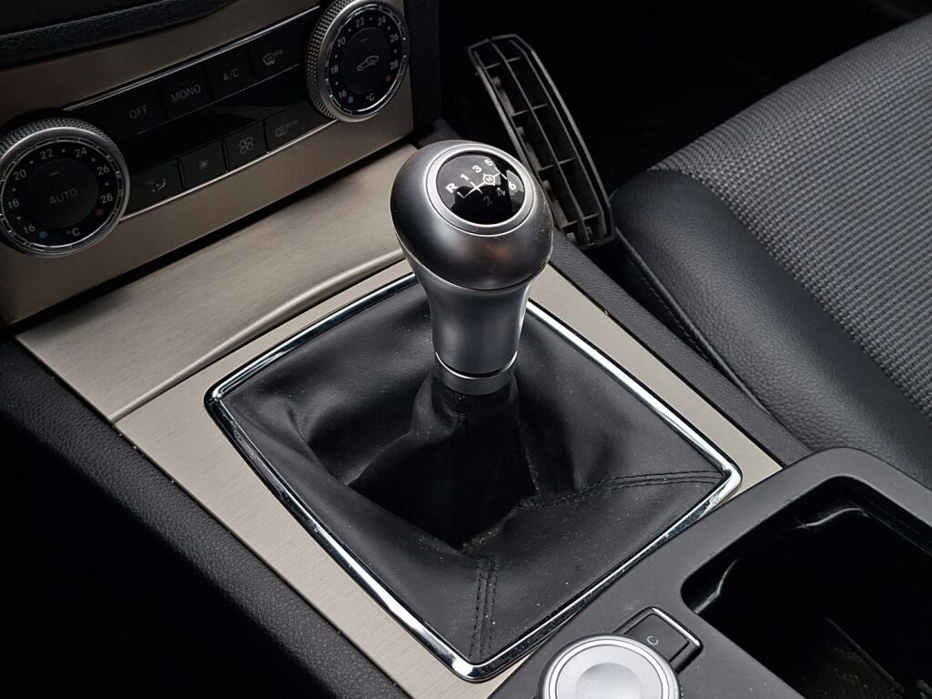 Mercedes-Benz C 2010 Musta