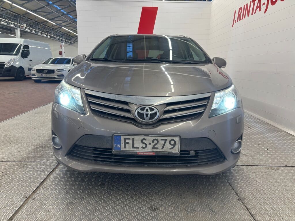 Toyota Avensis 2015 Ruskea (beige)