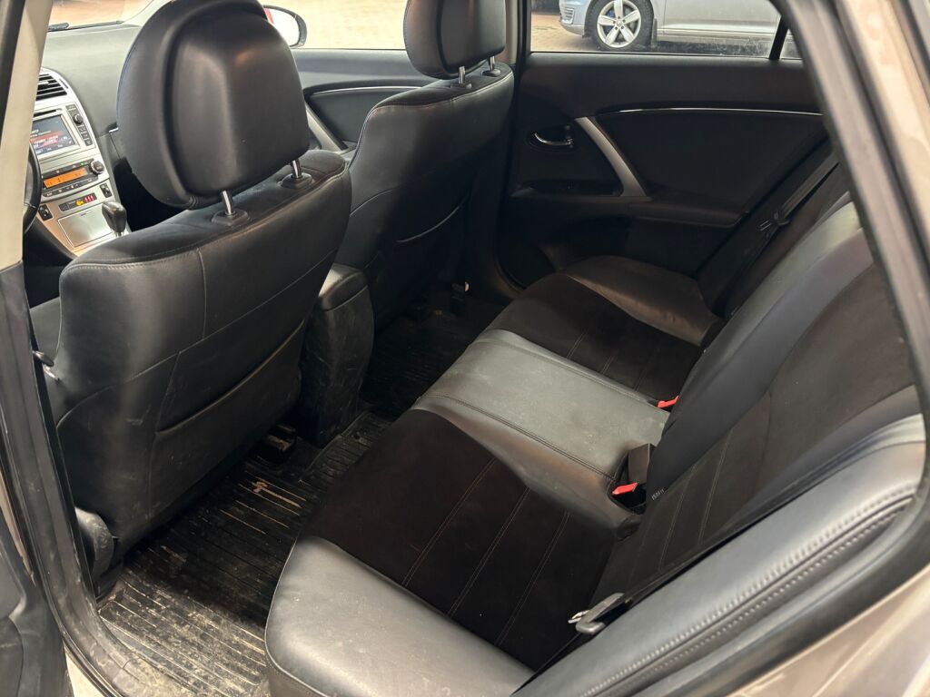 Toyota Avensis 2015 Ruskea (beige)