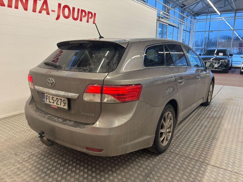 Toyota Avensis 2015 Ruskea (beige)