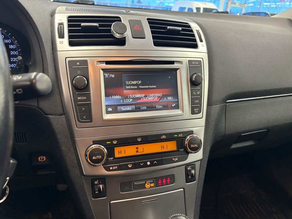 Toyota Avensis 2015 Ruskea (beige)