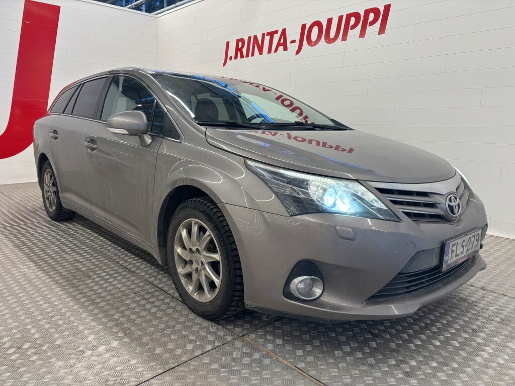 Toyota Avensis 2015 Ruskea (beige)