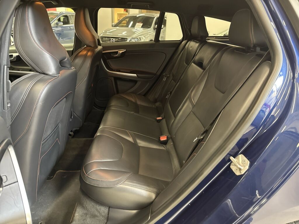 Volvo V60 2015 Sininen