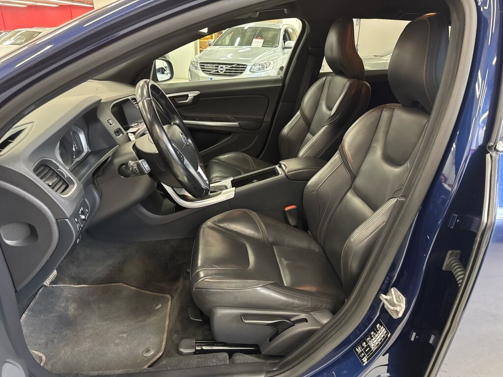 Volvo V60 2015 Sininen