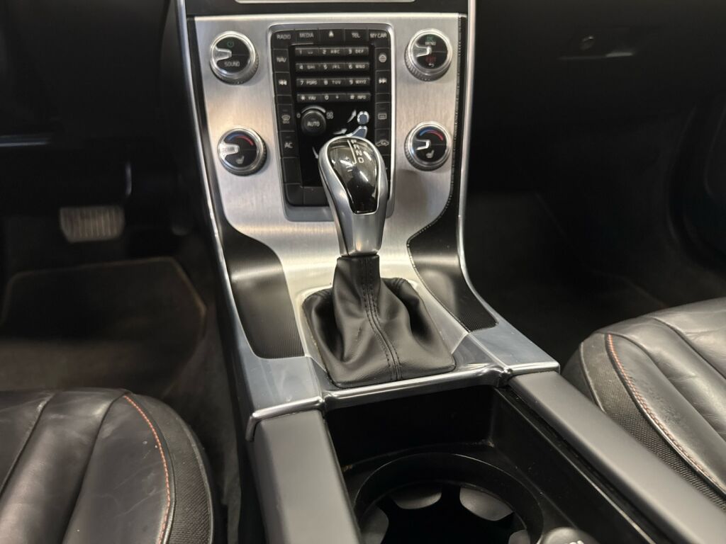 Volvo V60 2015 Sininen