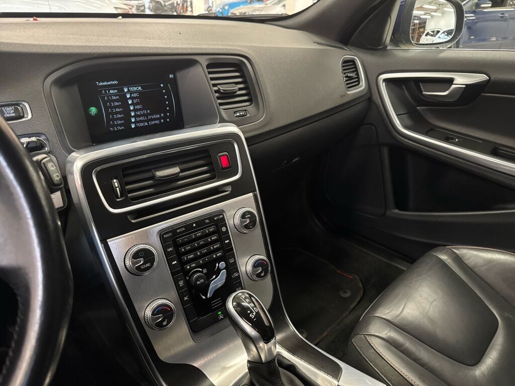 Volvo V60 2015 Sininen