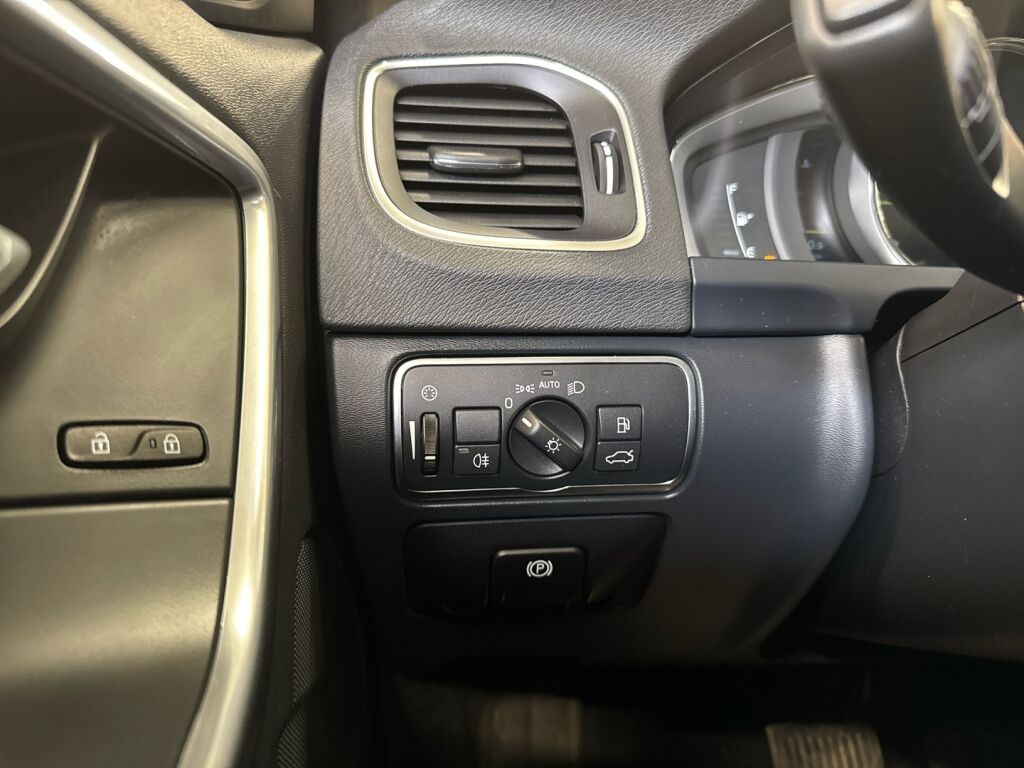 Volvo V60 2015 Sininen