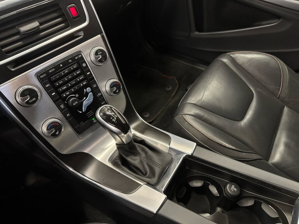 Volvo V60 2015 Sininen