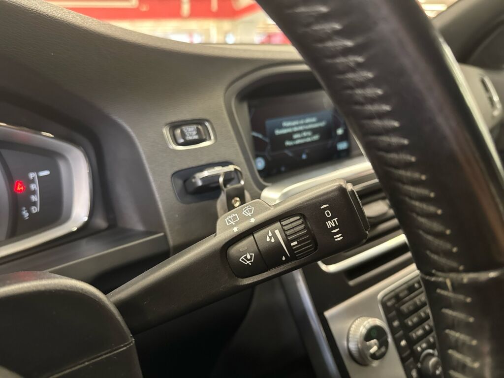 Volvo V60 2015 Sininen