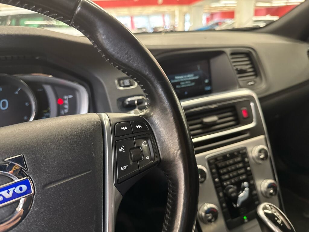 Volvo V60 2015 Sininen