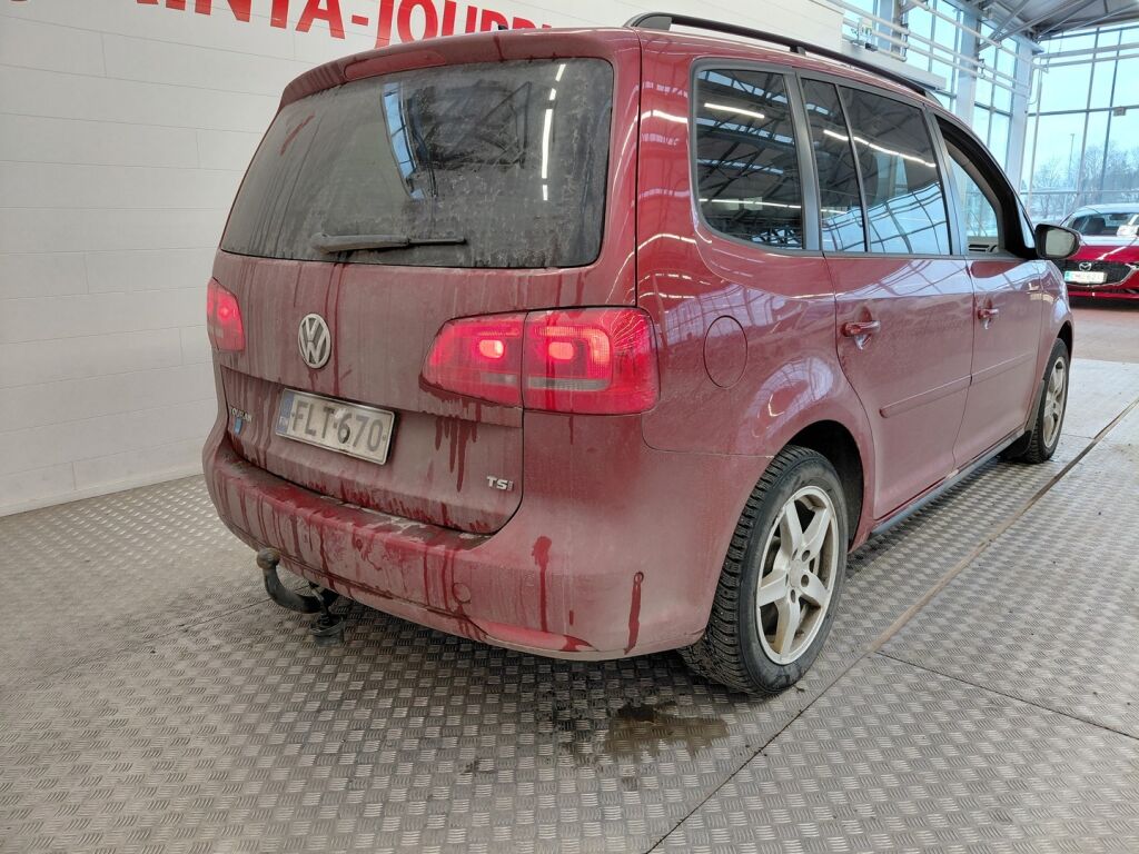 Volkswagen Touran 2015 Punainen