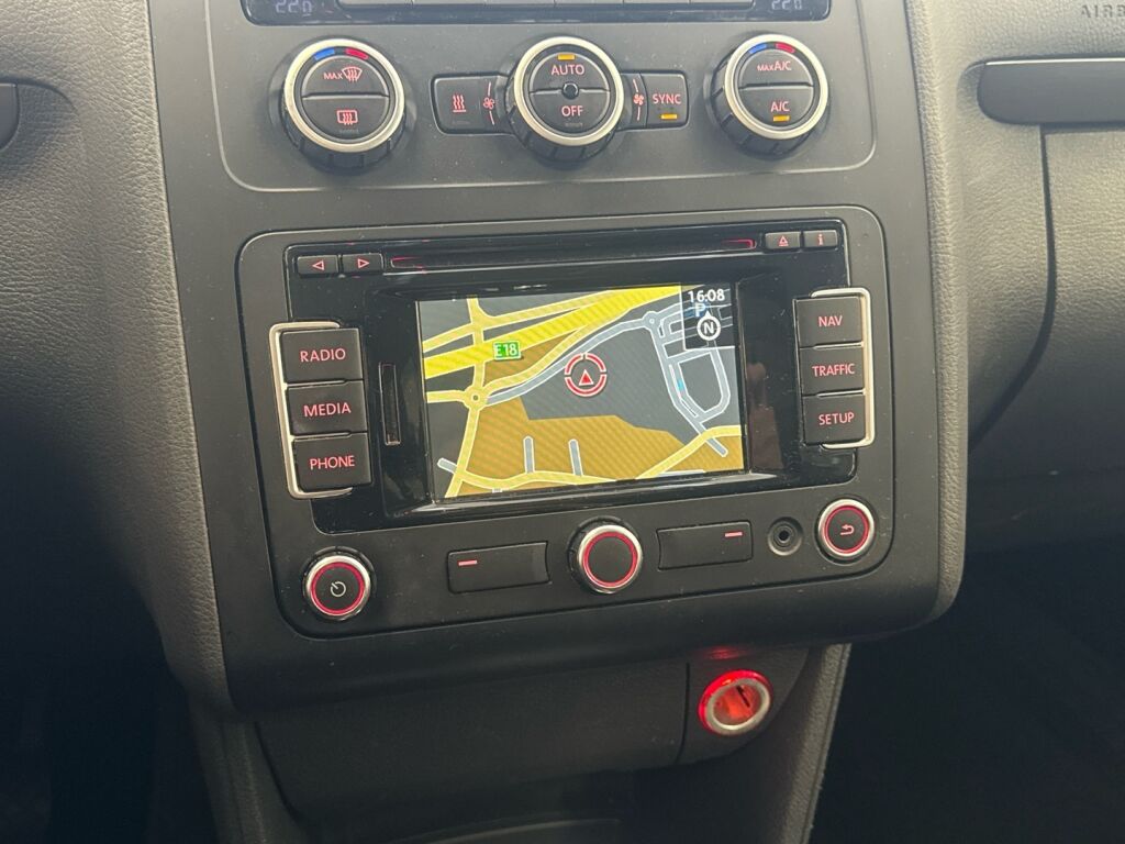 Volkswagen Touran 2015 Punainen