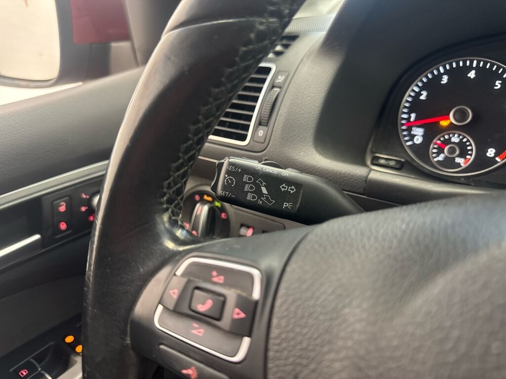 Volkswagen Touran 2015 Punainen