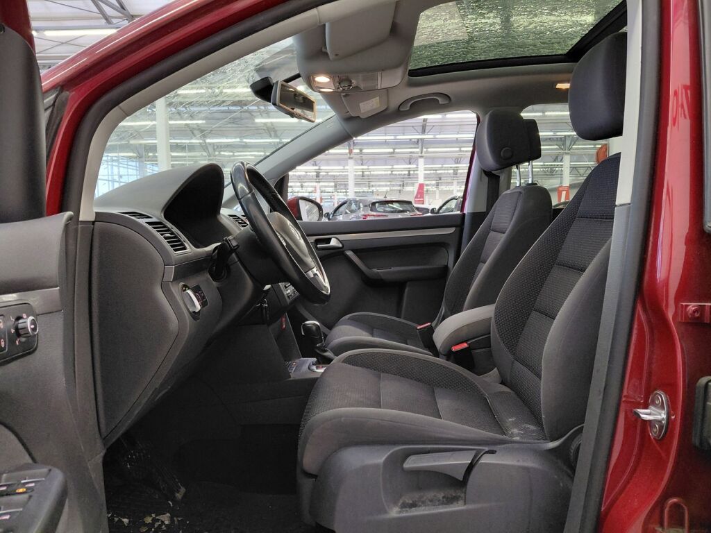 Volkswagen Touran 2015 Punainen