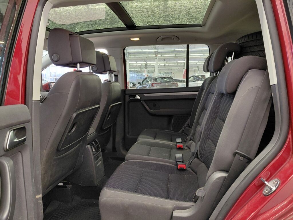 Volkswagen Touran 2015 Punainen