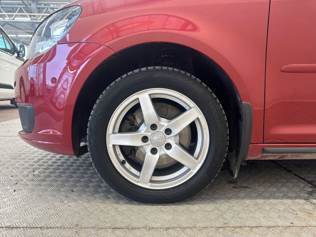 Volkswagen Touran 2015 Punainen