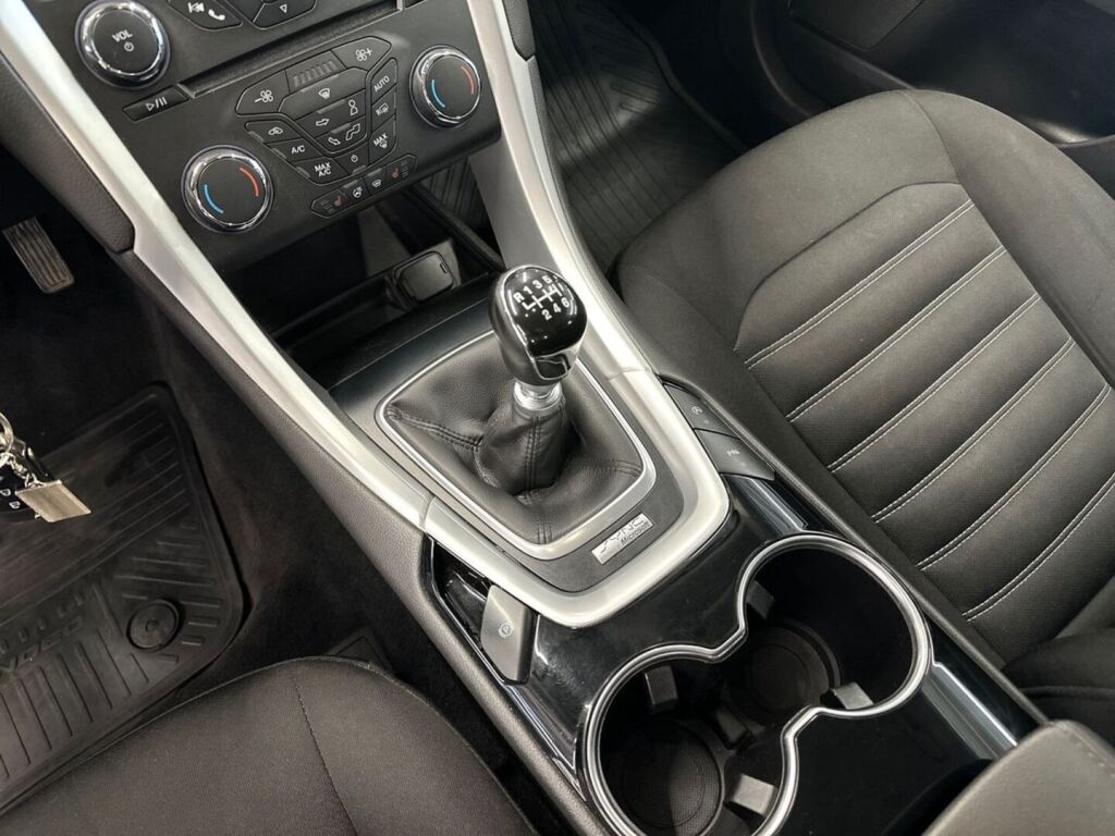Ford Mondeo 2015 Ruskea (beige)