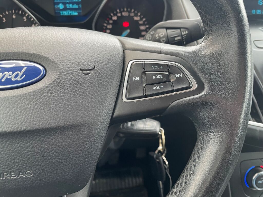 Ford Focus 2015 Valkoinen