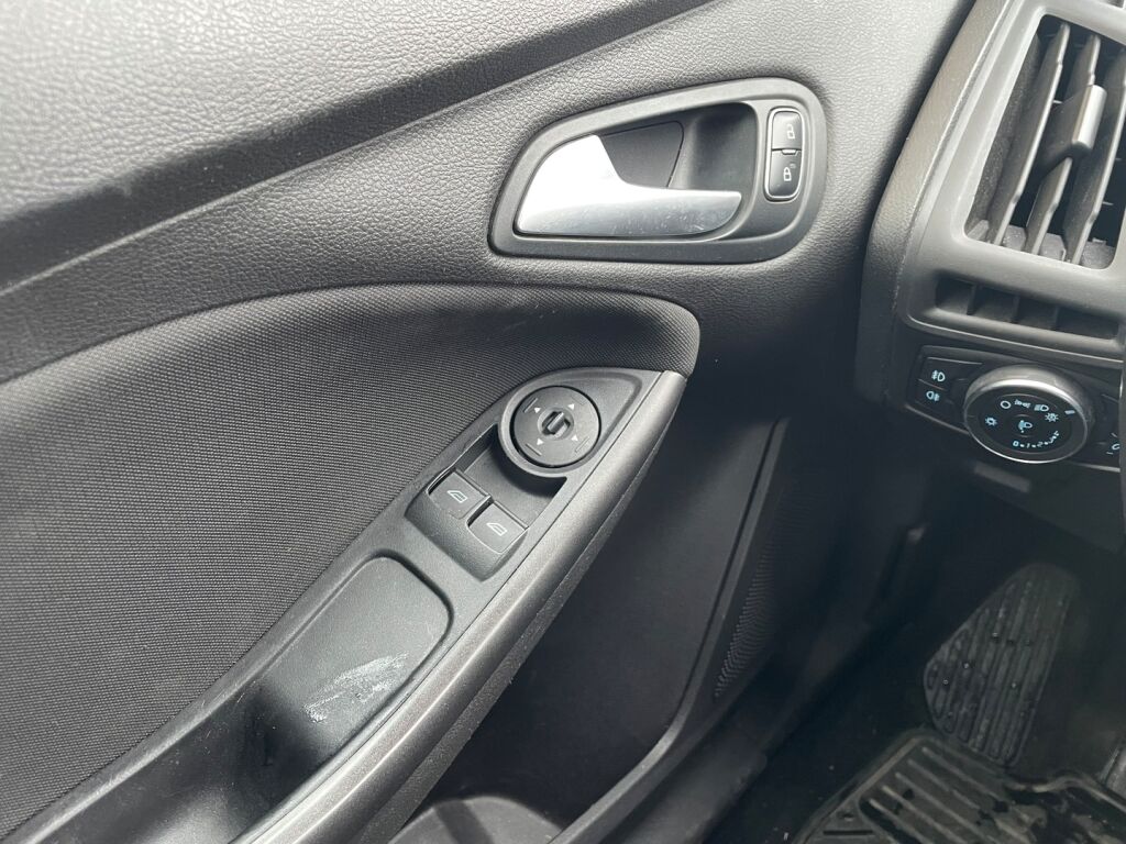 Ford Focus 2015 Valkoinen