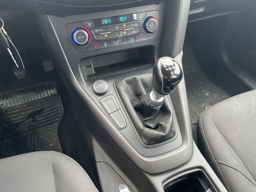 Ford Focus 2015 Valkoinen
