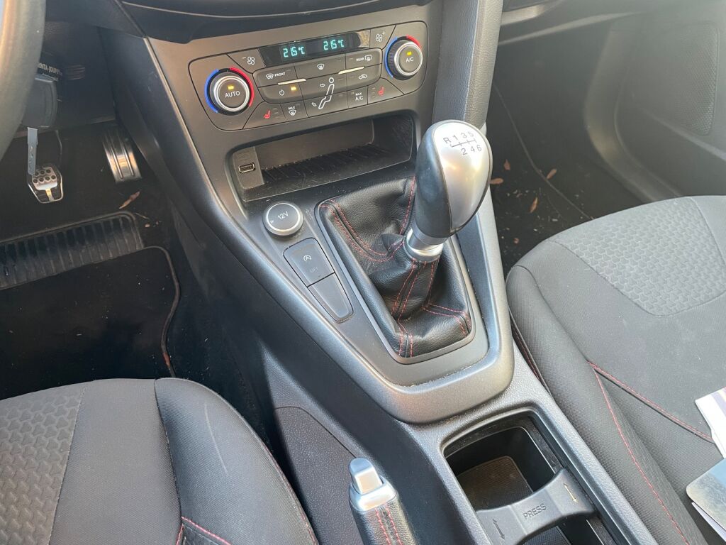 Ford Focus 2016 Punainen
