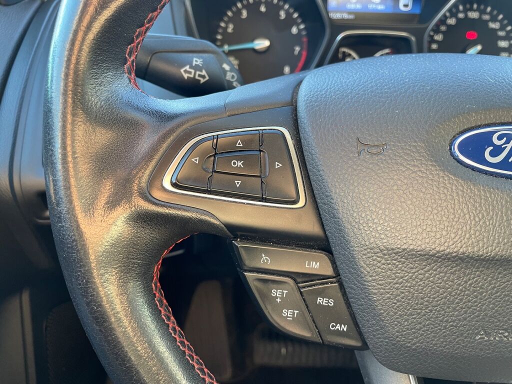 Ford Focus 2016 Punainen