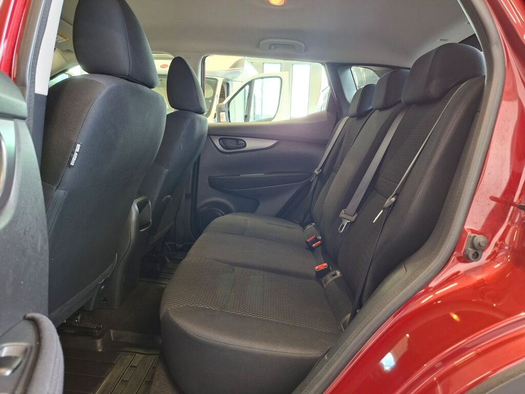Nissan Qashqai 2016 Punainen