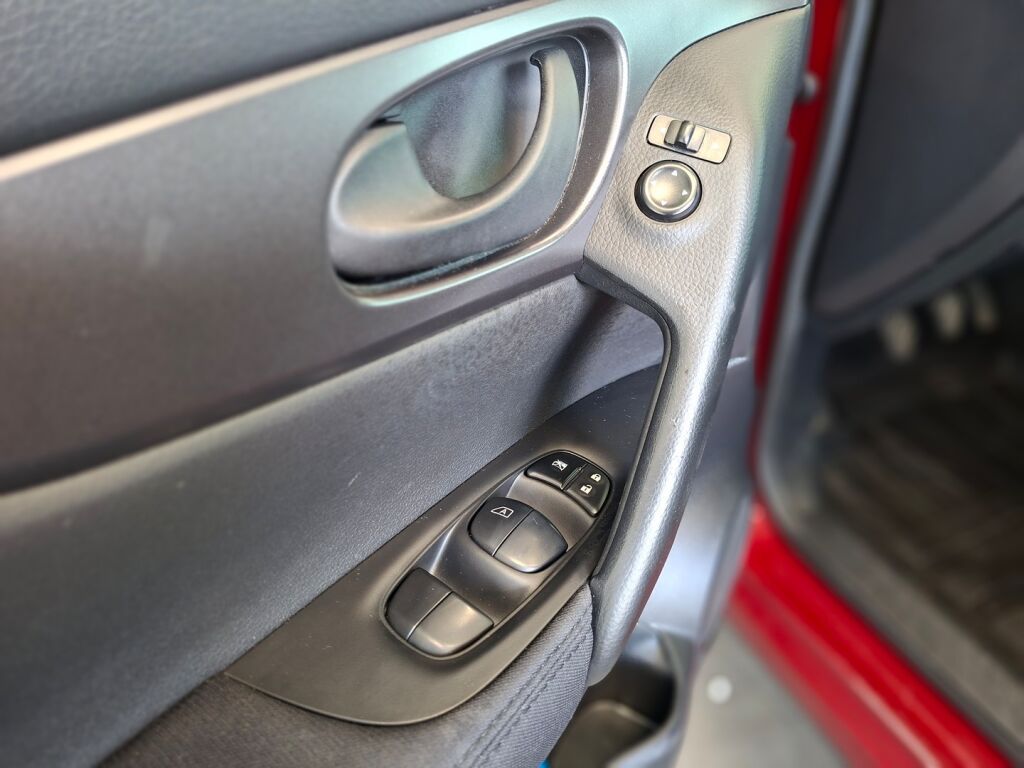 Nissan Qashqai 2016 Punainen