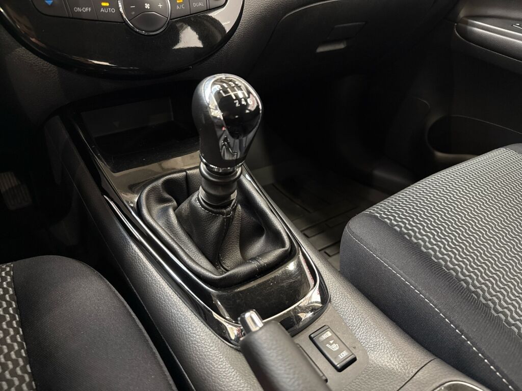 Nissan Pulsar 2016 Sininen