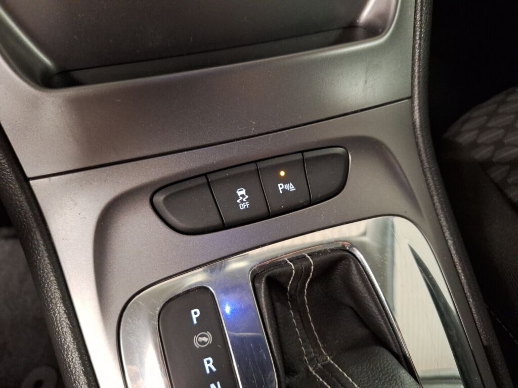 Opel Astra 2016 Punainen