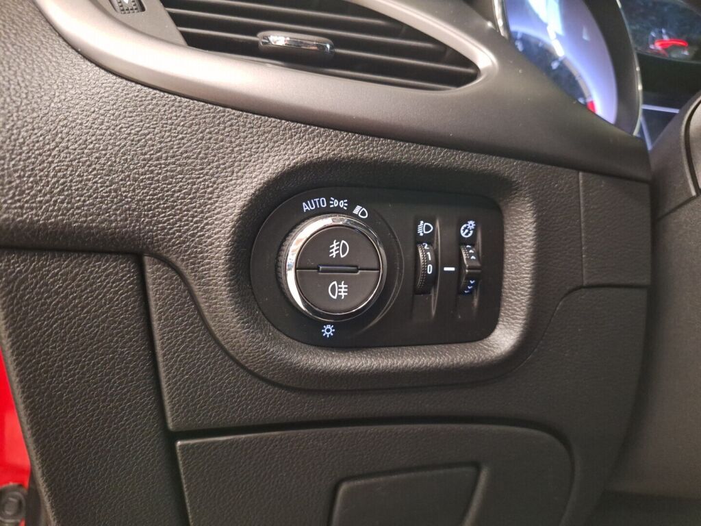 Opel Astra 2016 Punainen