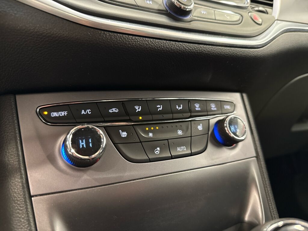 Opel Astra 2017 Punainen