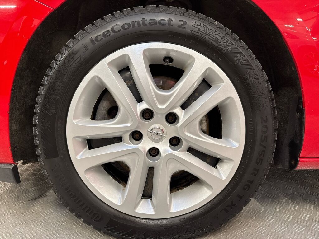 Opel Astra 2017 Punainen