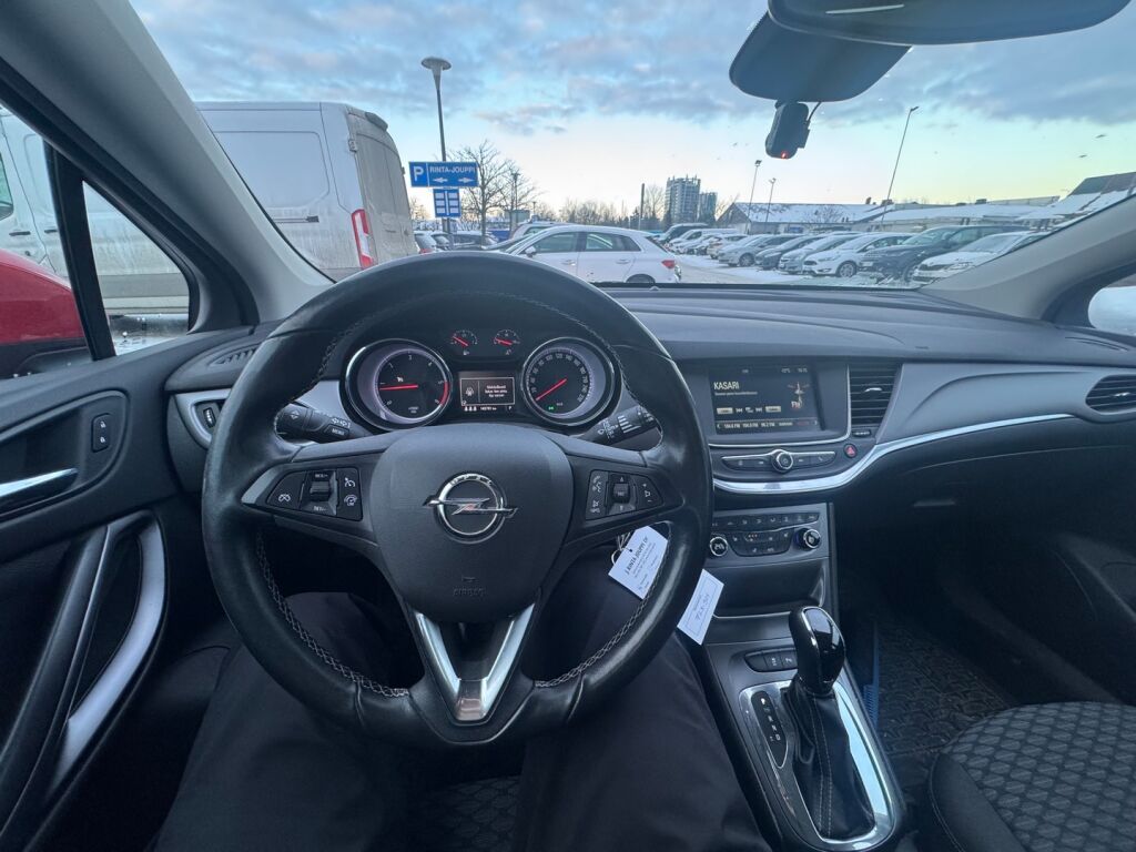 Opel Astra 2017 Punainen
