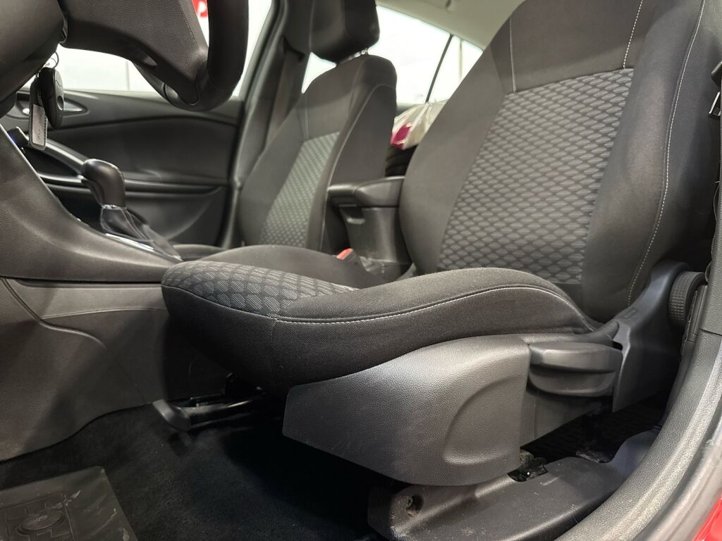 Opel Astra 2017 Punainen