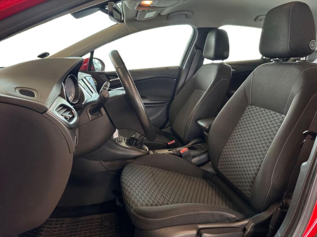 Opel Astra 2016 Punainen