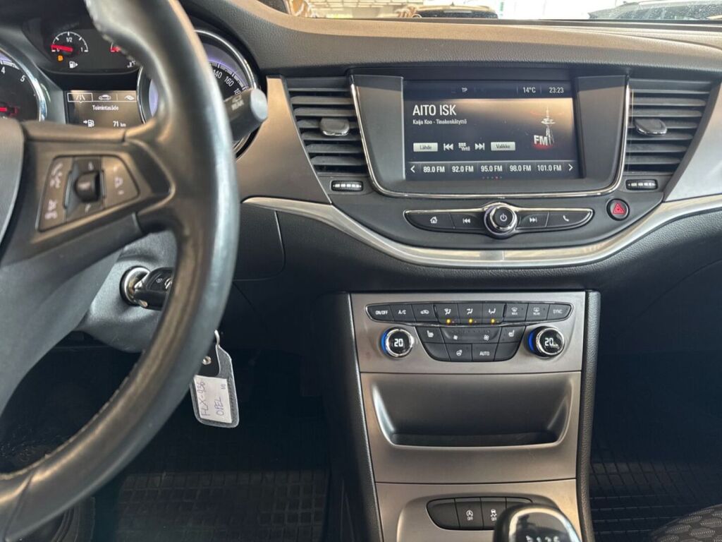 Opel Astra 2016 Punainen