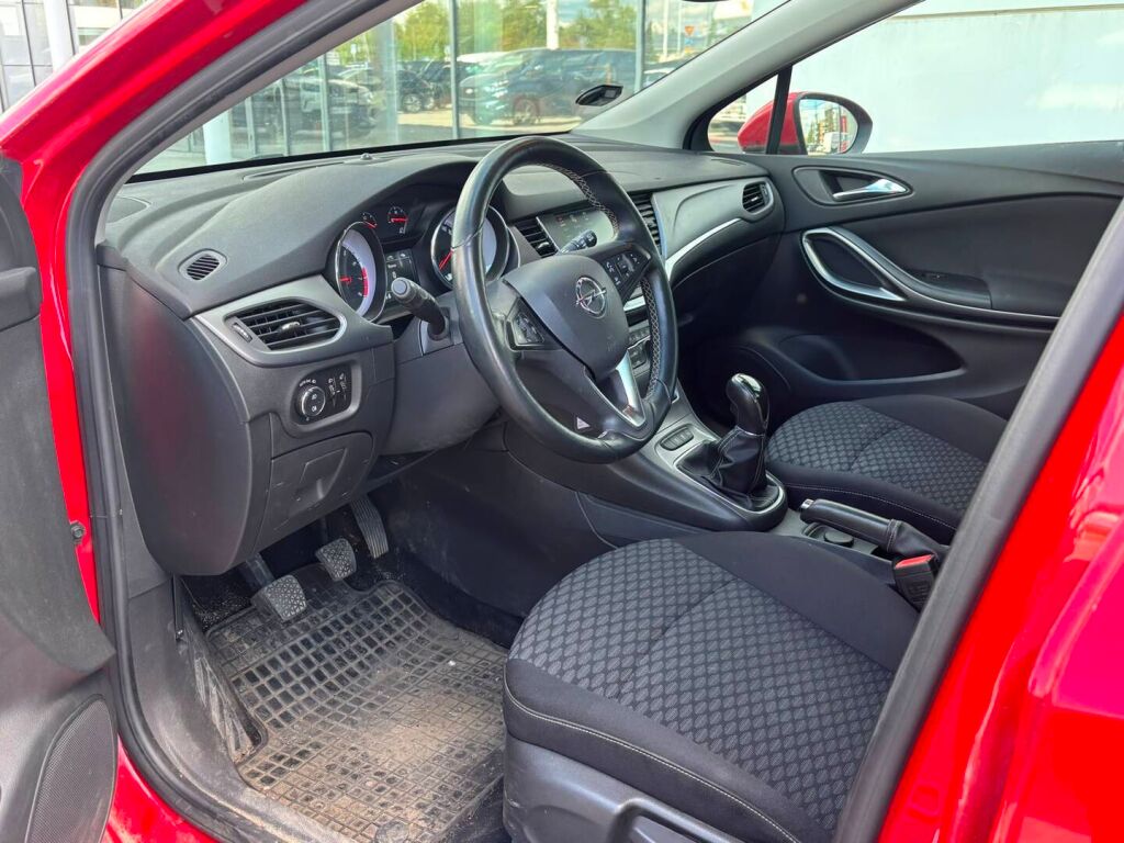 Opel Astra 2016 Punainen