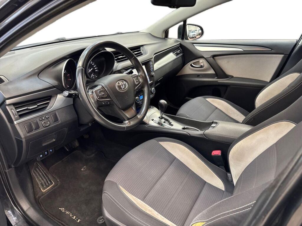 Toyota Avensis 2015 Musta